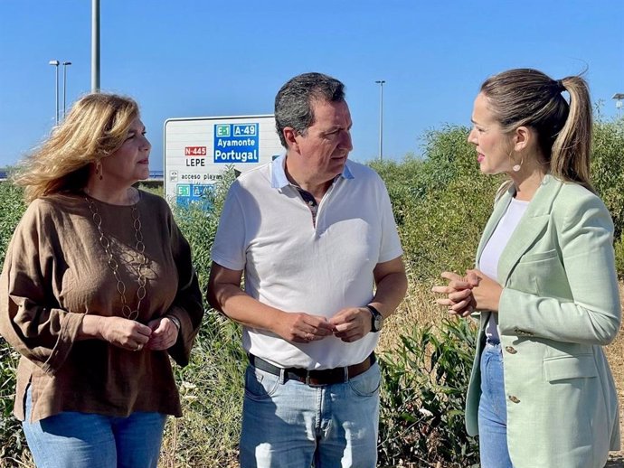 El presidente del PP de Huelva, Manuel Andrés González, junto a la secretaria general de PP de Huelva, Berta Centeno (izquierda), y la diputada nacional, Bella Verano.