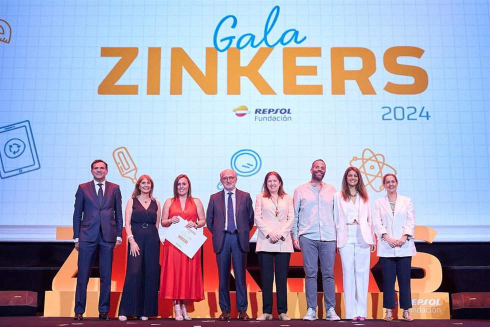 Ganadores finales Premios Zinkers 2024 acompañados por el director general de Fundación Repsol,  António Calada, el presidente de Repsol, Antonio Brufau, y la directora general de Planificación y Gestión Educativa y Arantza, María del Ángel Muñoz.