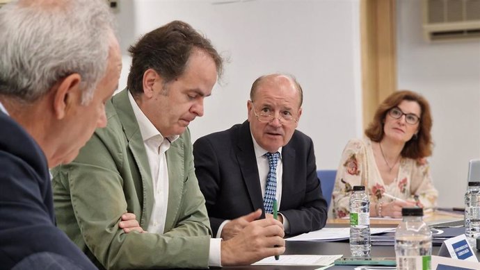 Félix Longás, junto al consejero Bermúdez de Castro en la reunión de la Comisión de Coyuntura Económica de CEOE Aragón, celebrada este viernes en Zaragoza.