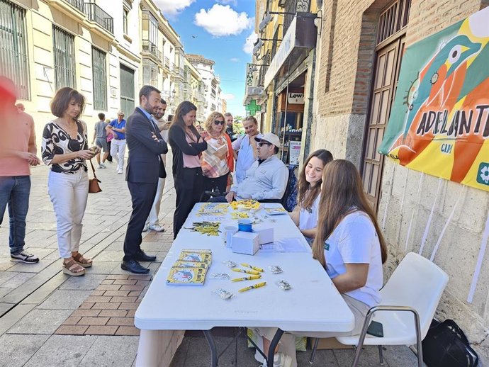 Visita de la consejera de Bienestar Social, Bárbara García Torijano, a una mesa con motivo del Día del ELA.