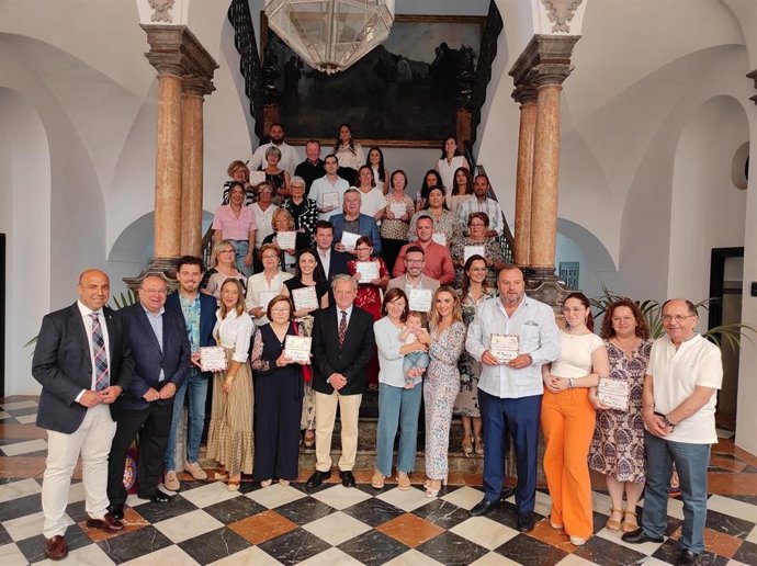 El presidente de la Diputación, Salvador Fuentes (centro), entre otras autoridades, junto a los premiados en el IX Concurso de Patios, Rincones y Rejas de la provincia.