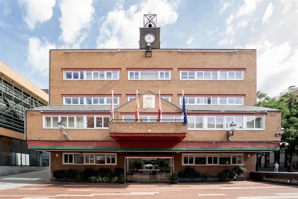 Archivo - Fachada del Ayuntamiento del municipio de Alcorcón en la Plaza Reyes de España, a 17 de junio de 2023, en Alcorcón, Madrid (España). La sede actual del ayuntamiento de la ciudad y municipio de Alcorcón se construyó en 1971 y cuenta con tres pl