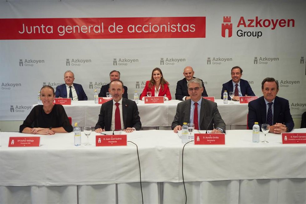 (I-D) La presidenta de la Comisión de Nombramientos y Retribuciones (CNR) de Azkoyen, Esther Málaga, el presidente ejecutivo de Azkoyen, Juan José Suárez, el secretario de Azkoyen, Aurelio Orrillo, y el presidente de la Comisión de Auditoría de Azkoyen,