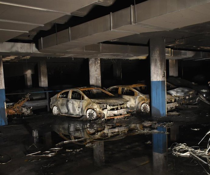 Imagen de los coches calcinados.