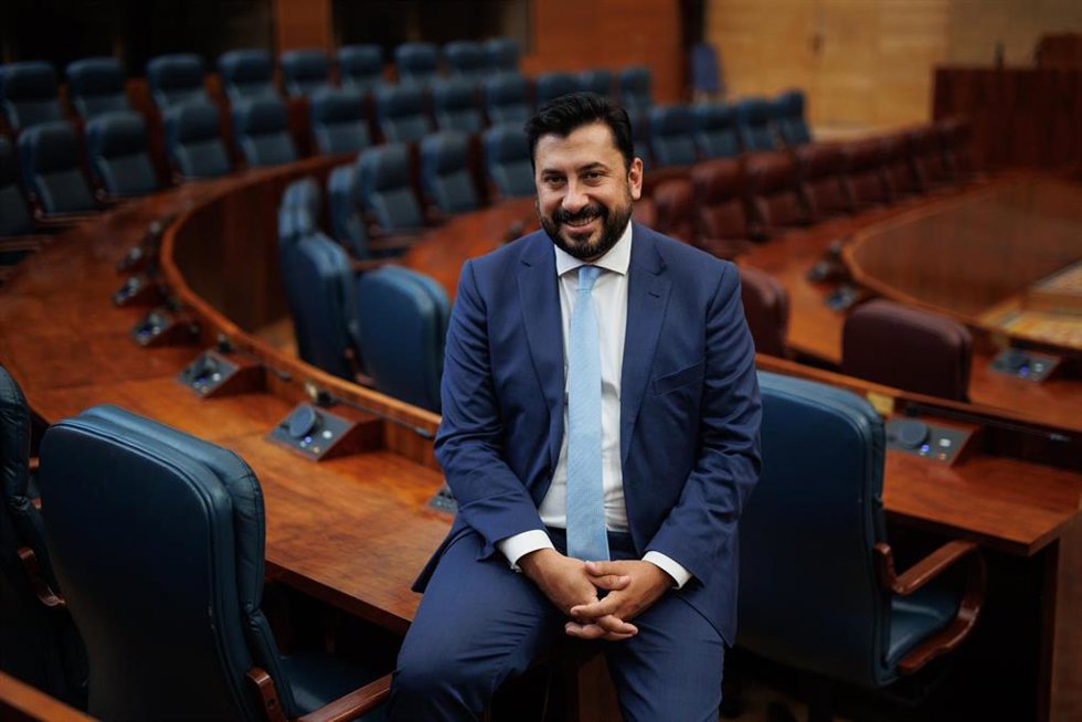 Archivo - El nuevo portavoz del Partido Popular en la Asamblea de Madrid, Carlos Díaz-Pache, posa tras una entrevista para Europa Press, en la Asamblea de Madrid, a 16 de junio de 2023