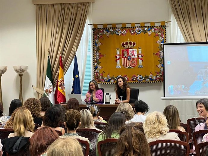 Las Jornadas han sido inauguradas por la delegada del Gobierno contra la Violencia de Género, Carmen Martínez Perza, acompañada por la Jefa de la Unidad de Violencia de Género de la Subdelegación del Gobierno en Málaga, Amaya Martínez.