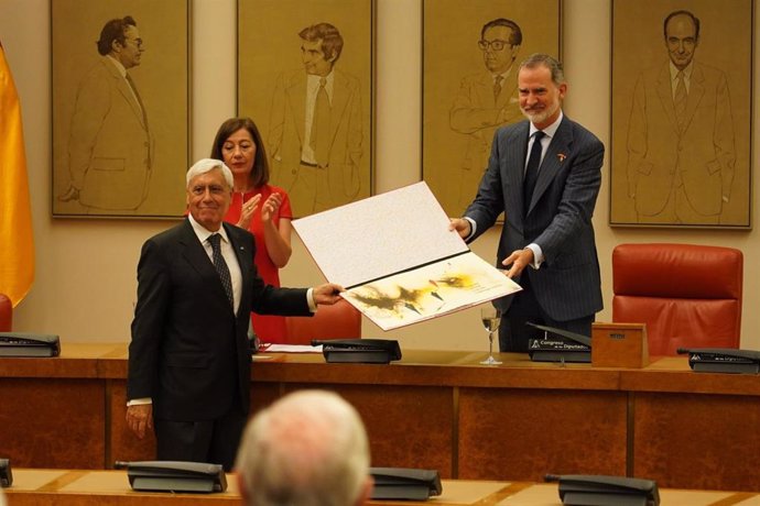 El Rey Felipe VI entrega al expresidente del Tribunal Constitucional, Pedro Cruz Villalón, el Premio 15 de junio de la asociación 'España Juntos Sumamos', a 21 de junio de 2024, en el Congreso de los Diputados, Madrid.