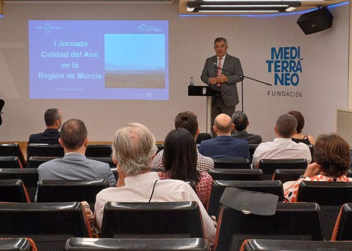 El consejero de Medio Ambiente, Universidades, Investigación y Mar Menor, Juan María Vázquez, inaugura la I Jornada de Calidad del Aire de la Región de Murcia.