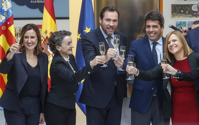 Archivo - Arxiu - L'alcaldessa de València, María José Catalá, i el ministre de Transports i Mobilitat Sostenible, Óscar Puente, brinden després d'una visita al Port de València