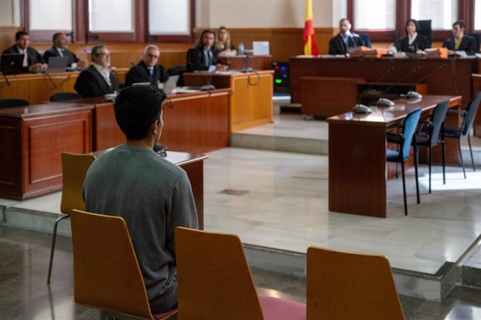 Brian Raimundo, el acusado de intento de asesinato y violación a una adolescente en Igualada, durante un juicio en la Audiencia de Barcelona, a 17 de junio de 2024, en Barcelona, Catalunya (España). El juicio al acusado de violar a una joven de 16 años la