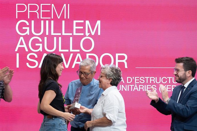 Nora Miralles, de la Xepc de Manresa (Barcelona), recoge el premio Guillem Agulló Salvador 2024 de manos de los padres del joven antifascista asesinado en 1993, ante la mirada del pte.Generalitat en funciones, Pere Aragonès