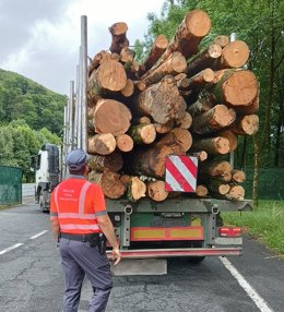 Inmovilizado un camión en Zozaia por infracción muy grave de peso.