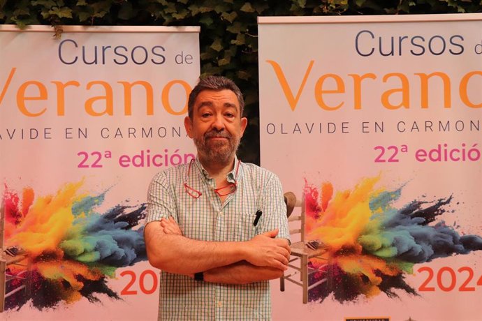 El profesor del Departamento de Biología Molecular e Ingeniería Bioquiímica de la Universidad Pablo de Olavide, Andrés Garzón Villar, en los cursos de verano de la UPO en Carmona