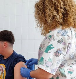 Vacunación a un joven en un centro del Área de Gestión Sanitaria Sur.