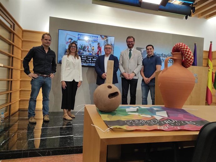 El delegado de Protección Civil y Deportes de la Diputación, Antonio Martín (segundo por la dcha.), y el alcalde de Añora, Bartolomé Madrid (centro), en la presentación de las Olimpiadas Rurales de Los Pedroches.