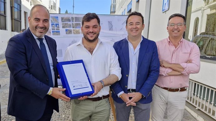 El responsable de Asistencia a Municipios de la Diputación de Cádiz, Antonio Aragón, junto al alcalde de Arcos, Miguel Rodríguez, y otros responsables municipales.