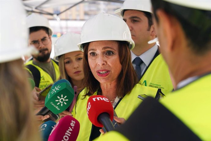 Rocío Díaz ha anunciado que a principios de julio comenzará la ejecuciónd e las pantallas en la zona de Armengual de la Mota, y en septiembre llegará un segundo equipo de pantallas para el resto del trazado del tramo Hilera-Guadalmedina.