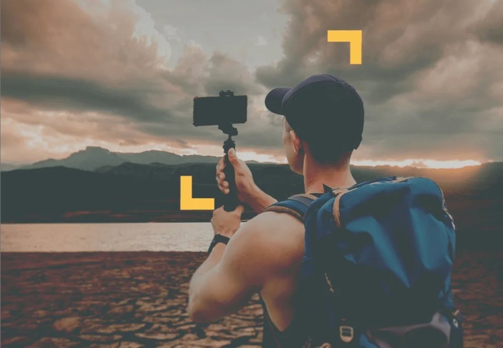 Joven tomando una fotografía de un paraje natural.