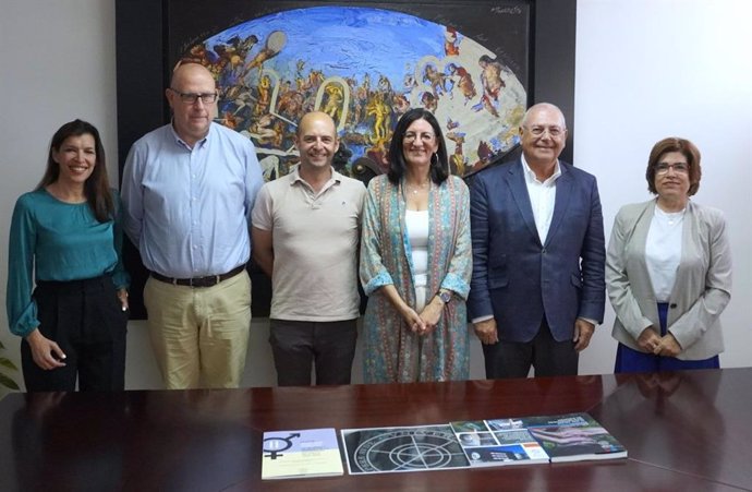 Miembros de Atlantic Copper y la Universidad de Huelva tras la firma del convenio de colaboración.