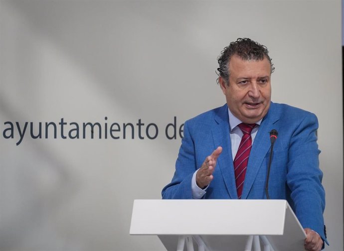 El presidente de la Diputación de Sevilla, Javier Fernández , durante su intervención en un acto celebrado en La Rinconada.