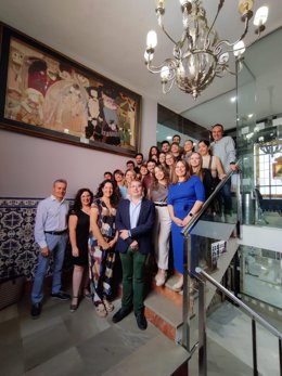 La delegada Ana Mata con los participantes en el programa Empleo y Formación