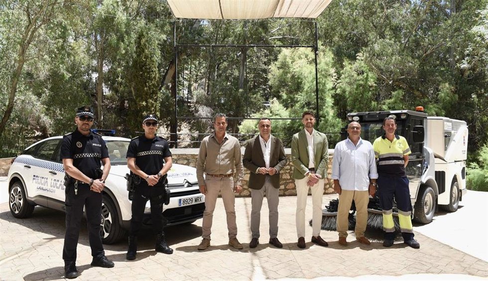 El presidente de la Diputación de Granada, Francis Rodríguez, en el centro en la imagen, con el alcalde de Lanjarón, Eric Escobedo, a su izquierda