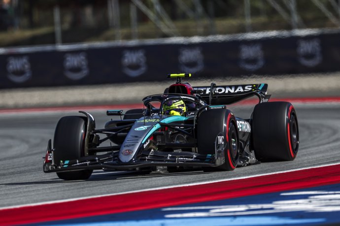 44 HAMILTON Lewis (gbr), Mercedes AMG F1 Team W15, action during the Formula 1 Aramco Gran Premio de Espana 2024, 10th round of the 2024 Formula One World Championship from June 21 to 23, 2024 on the Circuit de Barcelona-Catalunya, in Montmeló, Spain - 