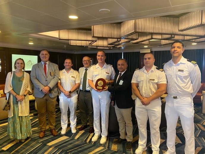 De izquierda a derecha (intercalados con tripulación), jefa del Centro de SM en Tenerife, Dolores Septién; capitán marítimo de Tenerife, José Antonio Conde; presidente de puertos de Tenerife, Pedro Suárez, y subdelegado del Gobierno, Javier Plata