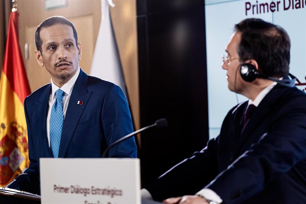 El primer ministro y ministro de Relaciones Exteriores de Qatar, Mohammed bin Abdulrahman bin Jassim Al Thani (i), y el ministro de Asuntos Exteriores, Unión Europea y Cooperación, José Manuel Albares (d)