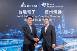 De izquierda a derecha: James Tang, Delta Electronics y Amichai Ron, Texas Instruments