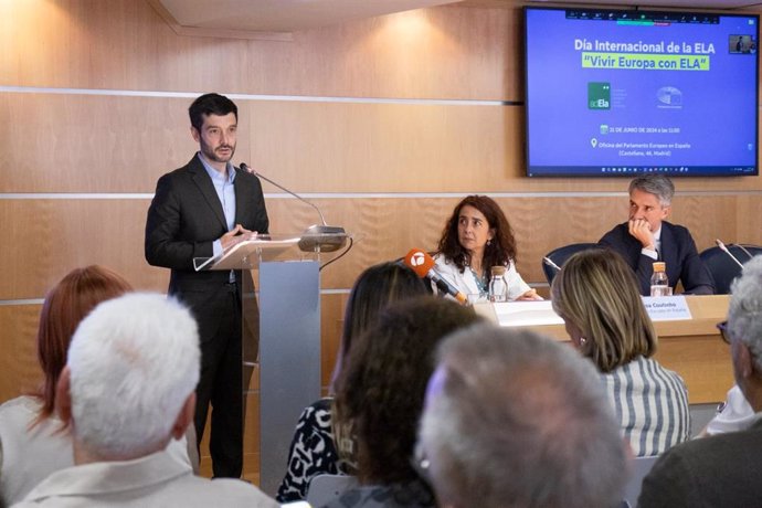 El ministro de Derehos Sociales y Agenda 2030, Pablo Bustinduy,  inaugura el acto 'Vivir Europa con ELA', organizado por el Parlamento Europeo en España y por la asociación ADELA, en el marco del día mundial de la enfermedad.