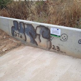 Aparición de pintadas en la senda peatonal del Conquero de Huelva.