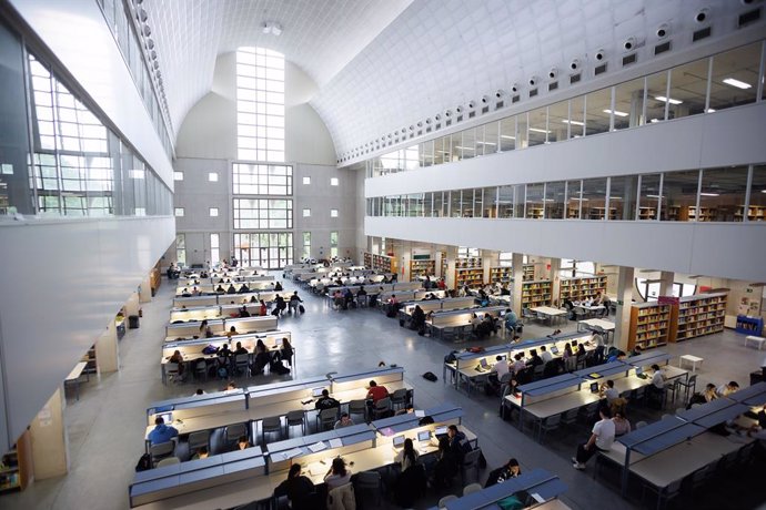 Archivo - Estudiantes en la biblioteca de la Universidad Pública de Navarra (UPNA)