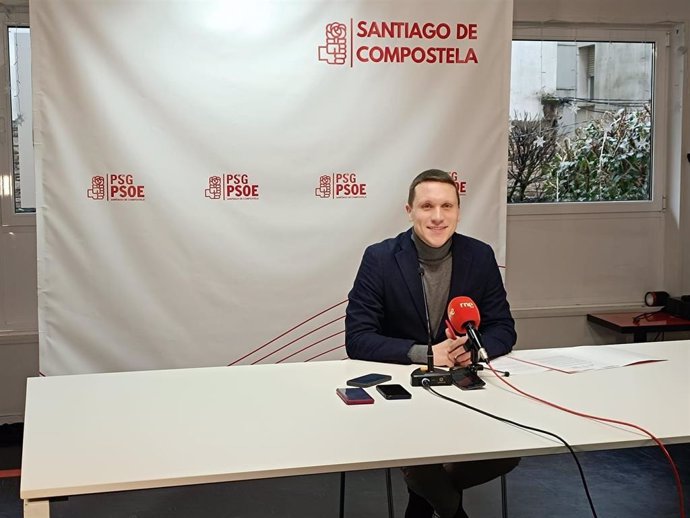 Archivo - El secretario xeral del PSOE de Santiago, Aitor Bouza, en rueda de prensa