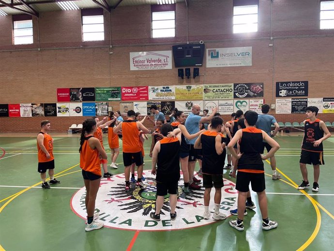 El Campus Inclusivo de Baloncesto de la Diputación de Cáceres reúne a más de 30 personas