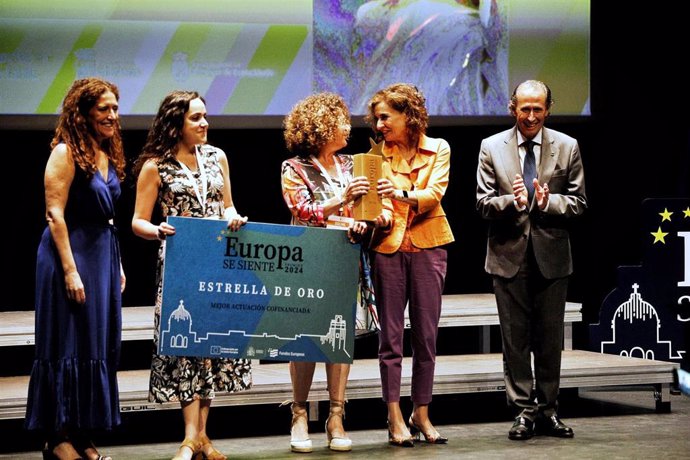 La vicepresidenta primera del Gobierno y ministra de Hacienda, María Jesús Montero, entrega un premio durante la clausura del Acto Anual de Comunicación de Fondos Europeos en Chiclana de la Frontera, a 21 de junio de 2024 en Cádiz (Andalucía, España). 