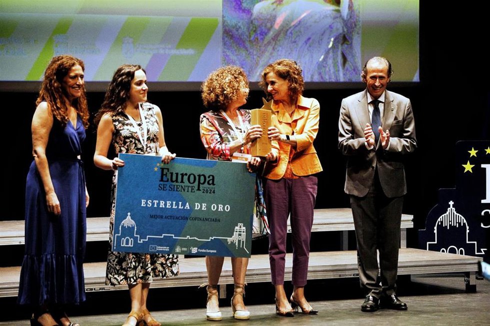 La vicepresidenta primera del Gobierno y ministra de Hacienda, María Jesús Montero, entrega un premio durante la clausura del Acto Anual de Comunicación de Fondos Europeos en Chiclana de la Frontera, a 21 de junio de 2024 en Cádiz (Andalucía, España).