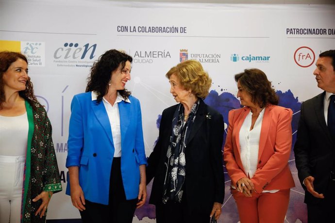 La Reina Doña Sofía junto a la alcaldesa de Almería, María del Mar Vázquez, la secretaria general de Investigación Eva Ortega; la consejera de Salud y Consumo, Catalina García y el presidente de la Diputación de Almería, Javier Aureliano García. 