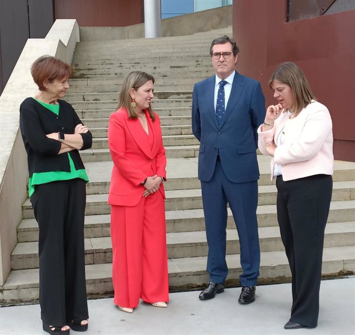 El presidente de la Confederación Española de Organizaciones Empresariales (CEOE), Antonio Garamendi, junto a la alcaldesa de Gijón, Carmen Moriyón (Izda), María Calvo (FADE), y la vicepresidenta del Principado de Asturias, Gimena Llamedo.