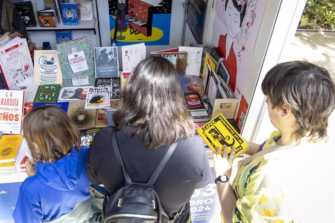 Archivo - Niños y adolescentes buscan libros de literatura infantil y juvenil en la Feria del Libro de Málaga.