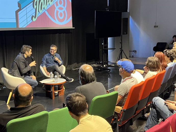 El director y guionista mexicano Alonso Ruizpalacios, premio Luna de València de la 39ª edición del Cinema Jove, durante el encuentro con el público del festival.