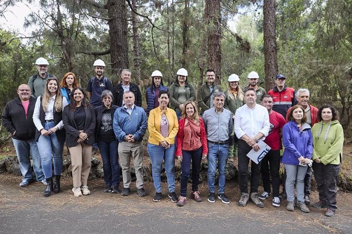 La presidenta del Cabildo de Tenerife, Rosa Dávila (c), en la presentación del plan de medianías