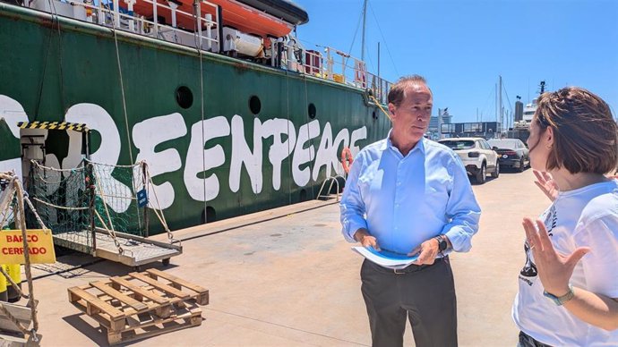 El conseller del Mar y del Ciclo del Agua, Juan Manuel Lafuente, visita el barco Arctic Sunrise de Greenpeace en Palma para conocer los desafíos que afrontan los océanos