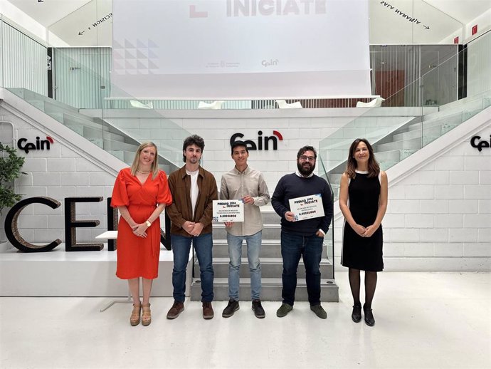 Los ganadores de los Premios InÍciate 2024 con la consejera Patricia Fanlo y la directora gerente de CEIN, María Sanz.