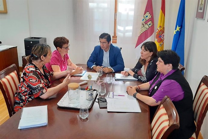 Reunión entre representantes de la plataforma Sí a la Tierra Viva y el vicepresidente de la Junta, junto a la delegada de la Junta en Ciudad Real.
