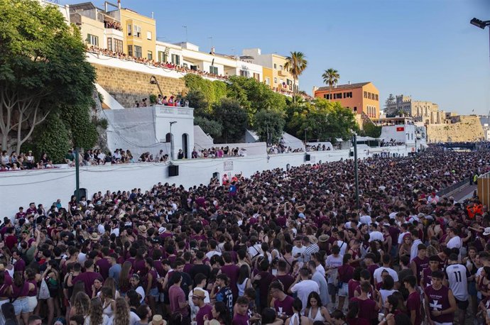 Archivo - Numerosas personas asisten a los Jocs des Pla, durante las fiestas de San Juan, a 24 de junio de 2023, en Ciutadella, Menorca, Islas Baleares (España).