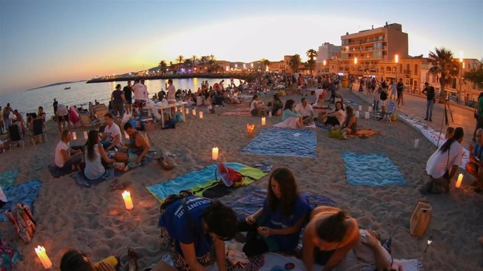 Archivo - Varias personas celebran Sant Joan en una playa de Palma, en una foto de archivo.