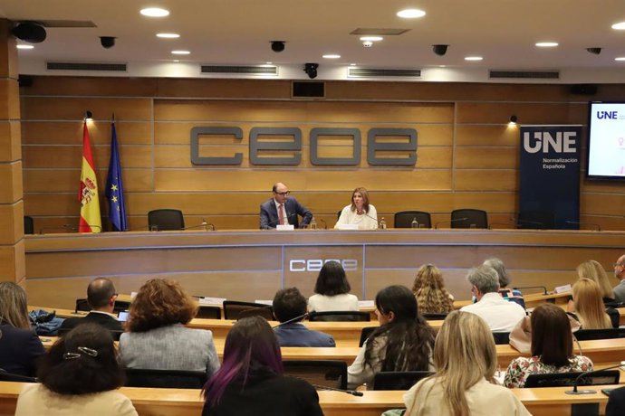 UNE Y CEOE presentan el primer estándar global de igualdad de género