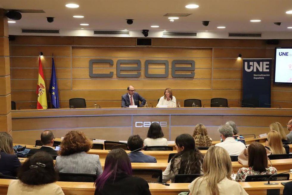 UNE Y CEOE presentan el primer estándar global de igualdad de género