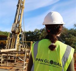 Trabajadora de Pan Global Resources en el Proyecto Escacena.